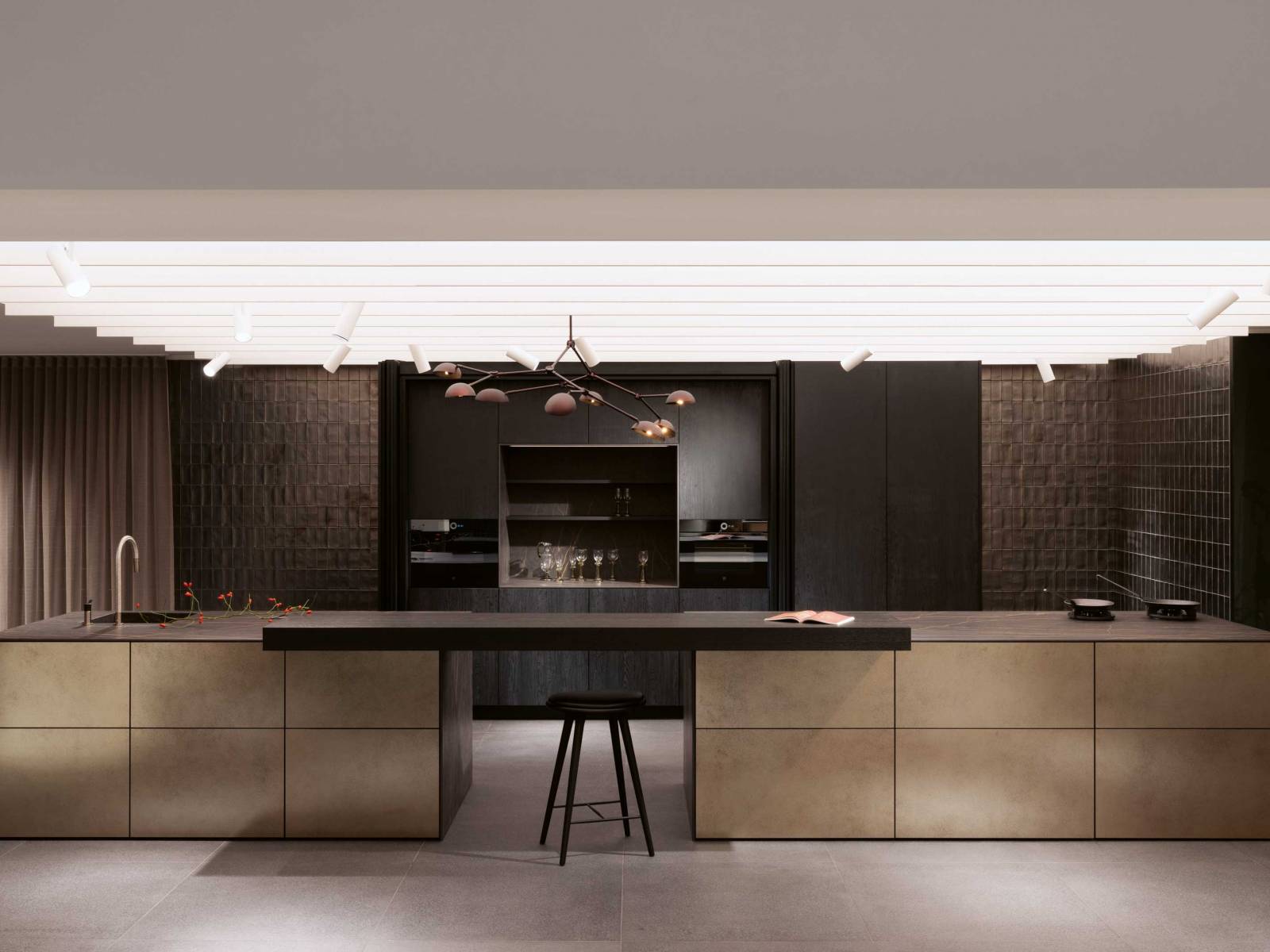 «The Treasure of Arthur» erstreckt sich in Form von zwei Kücheninseln mit visuell starken Keramikfronten, die über einen Bartresen miteinander verbunden sind, auf eine imposante Länge von sechs Metern. POGGENPOHL.