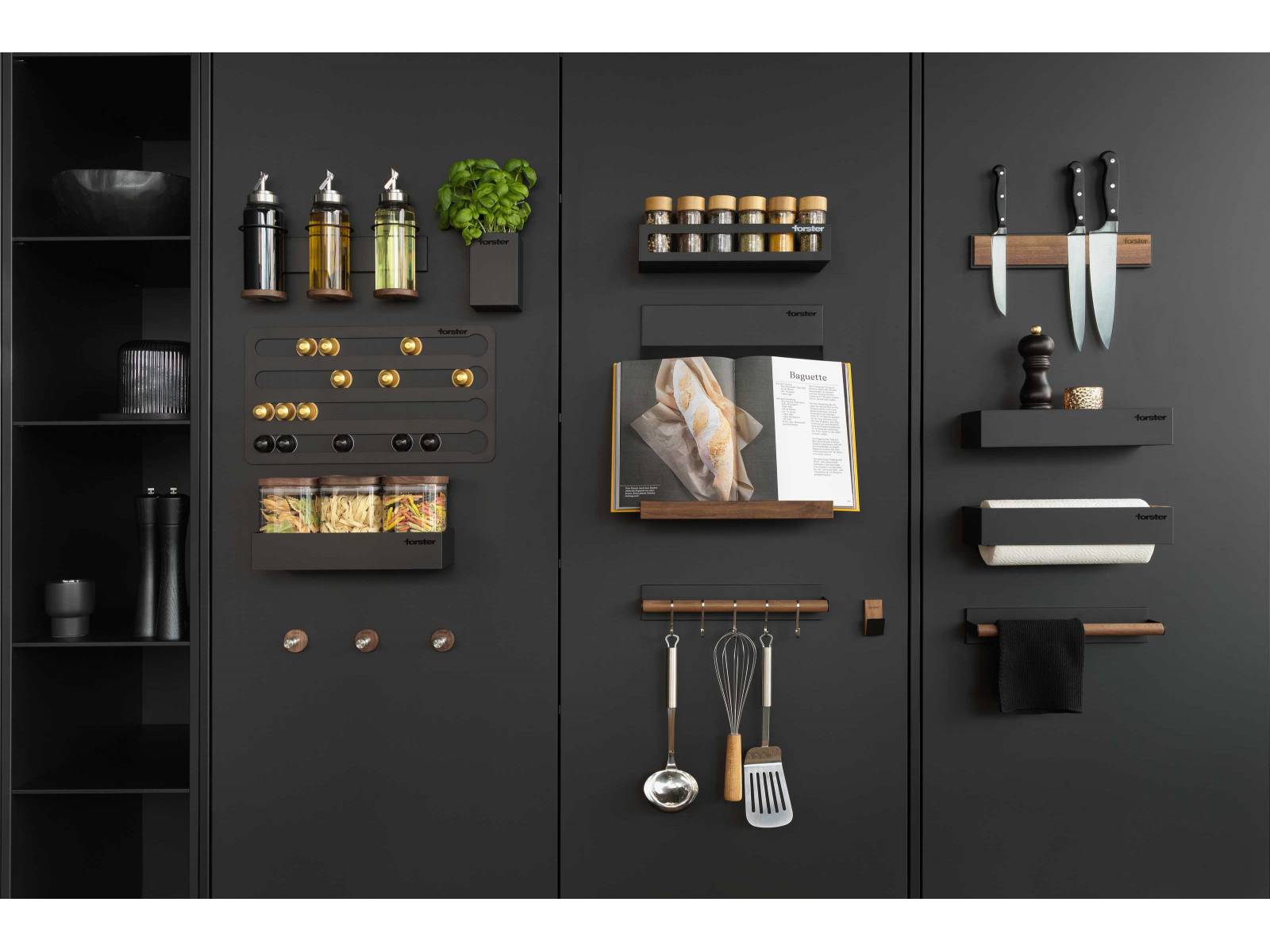 An der magnetischen Rückwandpaneele können zahlreiche Accessoires wie Haken, Regale oder Kaffeekapselhalter ganz ohne zu bohren angebracht und umplatziert werden. Für die Holzapplikationen kann man zwischen Walnuss und Eiche wählen. FORSTER.