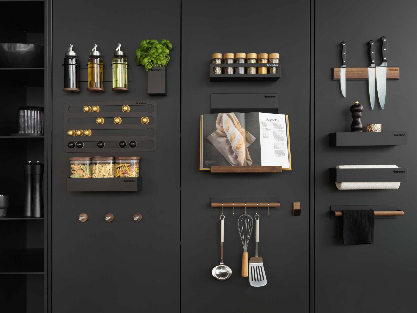 An der magnetischen Rückwandpaneele können zahlreiche Accessoires wie Haken, Regale oder Kaffeekapselhalter ganz ohne zu bohren angebracht und umplatziert werden. Für die Holzapplikationen kann man zwischen Walnuss und Eiche wählen. FORSTER.