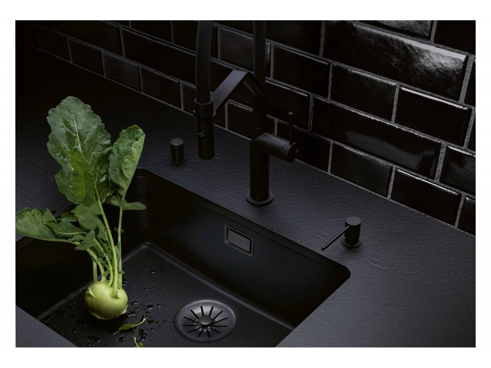 Das Becken «DAN CP 50» ist aus einem Material gefertigt, das sich «Cristalite Plus» nennt. Es besteht zum grössten Anteil aus Quarz, dem härtesten Bestandteil von Granit, und wurde speziell für die Anforderungen in der Küche entwickelt: Die feine Materialstruktur bewirkt, dass sich auf der Oberfläche Schmutz nur schwer absetzen kann. Das Material gibt keine Gerüche weiter, ist hitze- und schlagbeständig sowie farb- und lebensmittelecht. Foto: Blaser. SUTER.