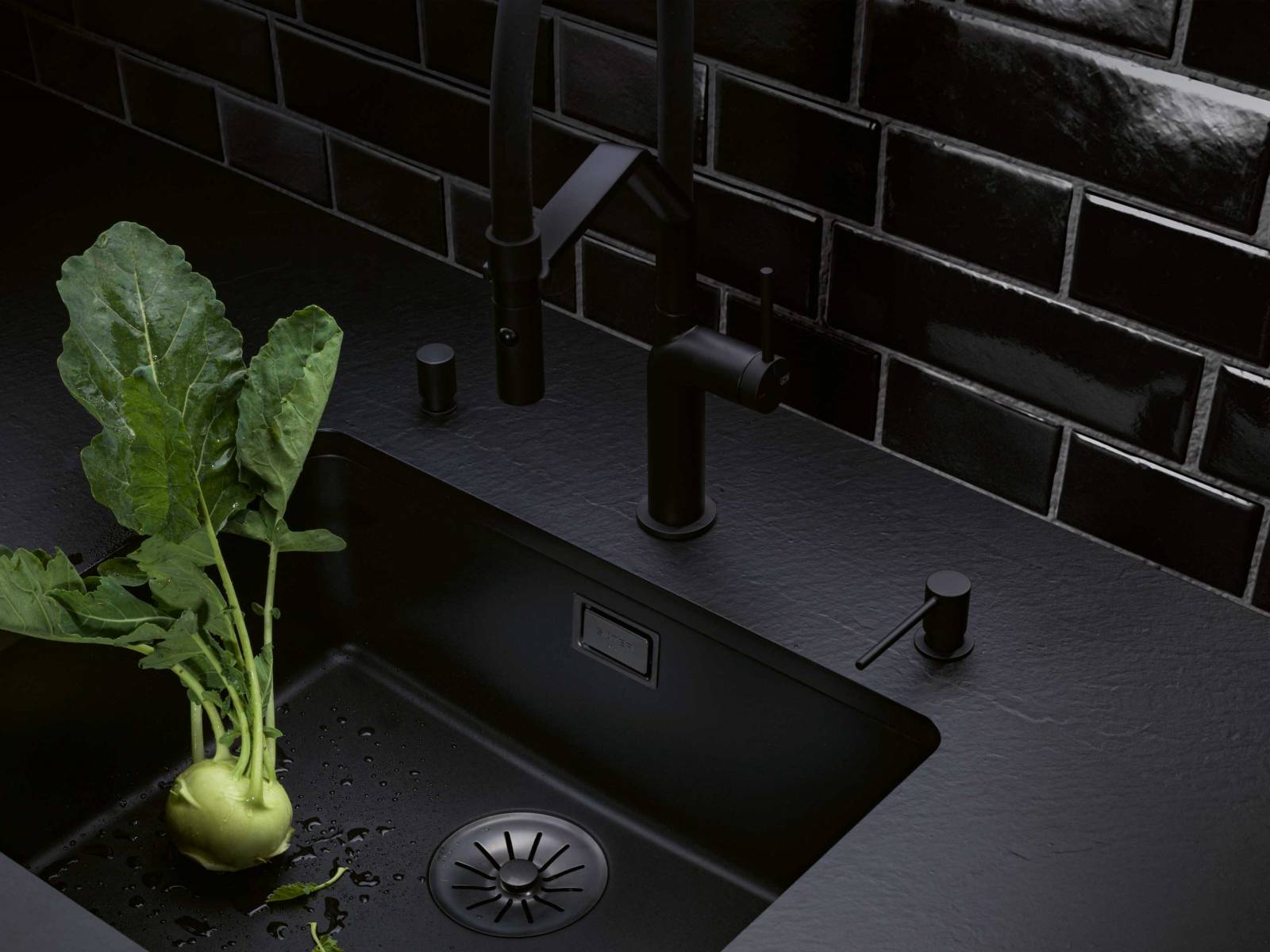 Das Becken «DAN CP 50» ist aus einem Material gefertigt, das sich «Cristalite Plus» nennt. Es besteht zum grössten Anteil aus Quarz, dem härtesten Bestandteil von Granit, und wurde speziell für die Anforderungen in der Küche entwickelt: Die feine Materialstruktur bewirkt, dass sich auf der Oberfläche Schmutz nur schwer absetzen kann. Das Material gibt keine Gerüche weiter, ist hitze- und schlagbeständig sowie farb- und lebensmittelecht. Foto: Blaser. SUTER.