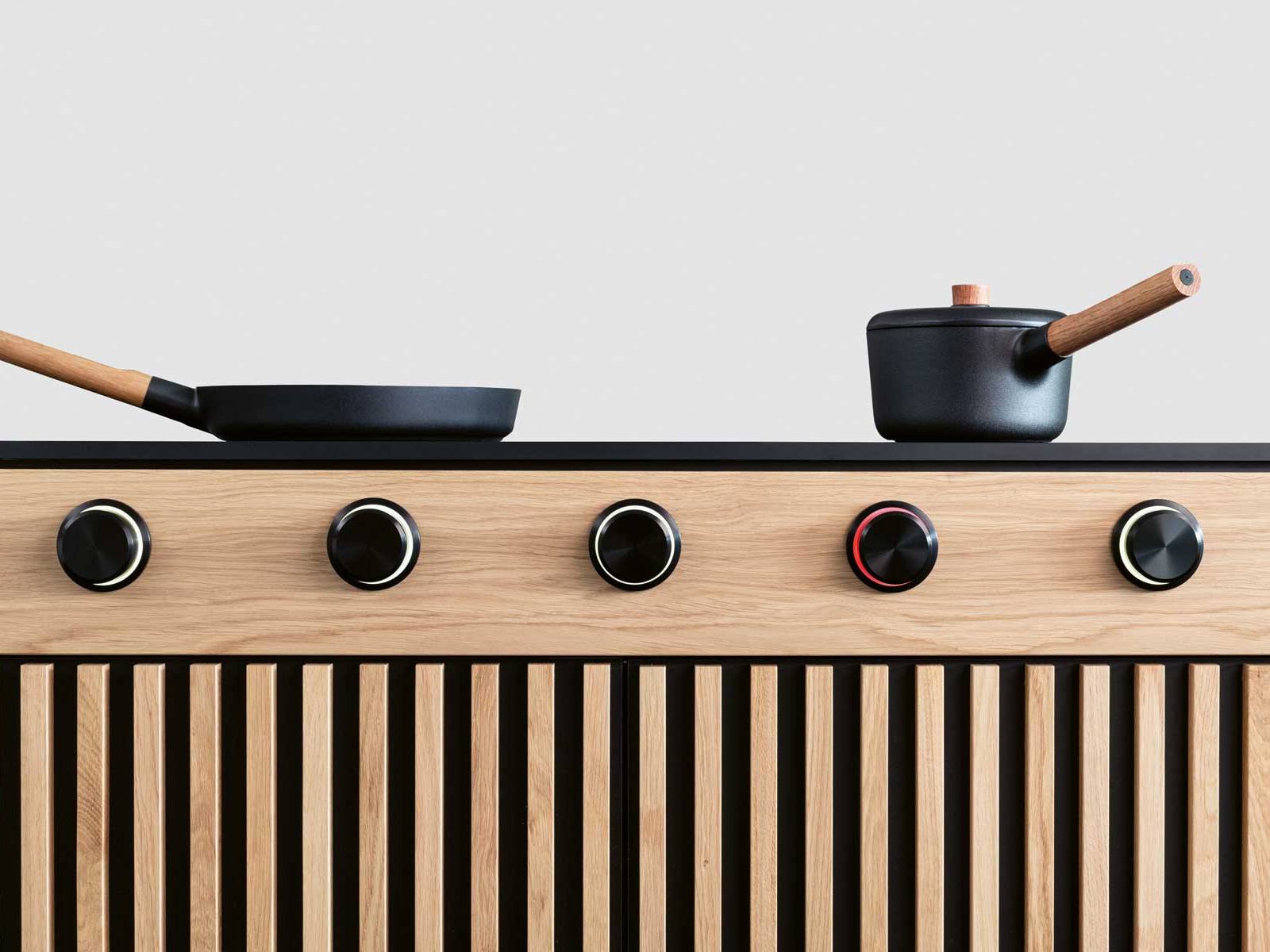 «Downline Infinity» kombiniert einen leistungsstarken Dunstabzug mit einem Induktionskochfeld, auf dem sich selbst grosse Pfannen nicht in die Quere kommen. Eine neuentwickelte, intuitive Bedienung via Berührung und chice Drehknöpfe runden das Design ab. Foto: Fionaarts Fotografie GmbH. WESCO.