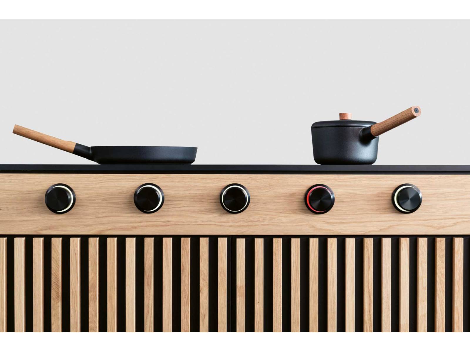 «Downline Infinity» kombiniert einen leistungsstarken Dunstabzug mit einem Induktionskochfeld, auf dem sich selbst grosse Pfannen nicht in die Quere kommen. Eine neuentwickelte, intuitive Bedienung via Berührung und chice Drehknöpfe runden das Design ab. Foto: Fionaarts Fotografie GmbH. WESCO.