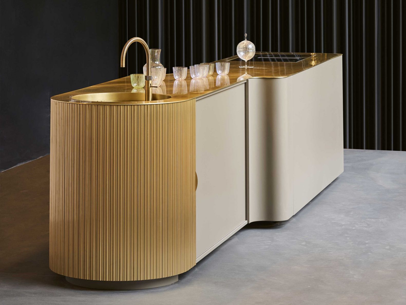 S-Line Kücheninsel, Design by Bodo Sperlein: Das Wogg-System ermöglicht es, unzählige Freiformen als Küchenmöbel umzusetzen. In einzigartiger Materialität wird die Insel zum Kunstwerk. Foto: Fabian Frinzel. BODOSPERLEIN.COM