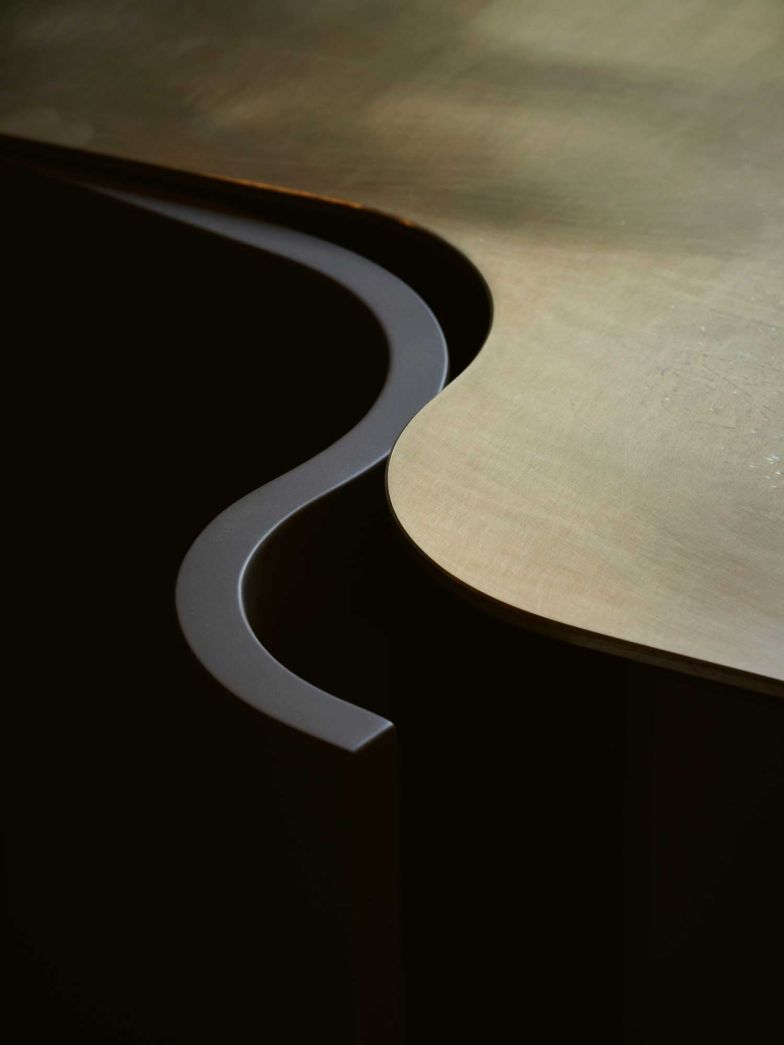 Präzise folgt die Messing-Arbeitsplatte den Rundungen der Insel. Ein Meisterwerk Schweizer Präzisionsarbeit. Foto: Fabian Frinzel. MORATHDESIGN.CH