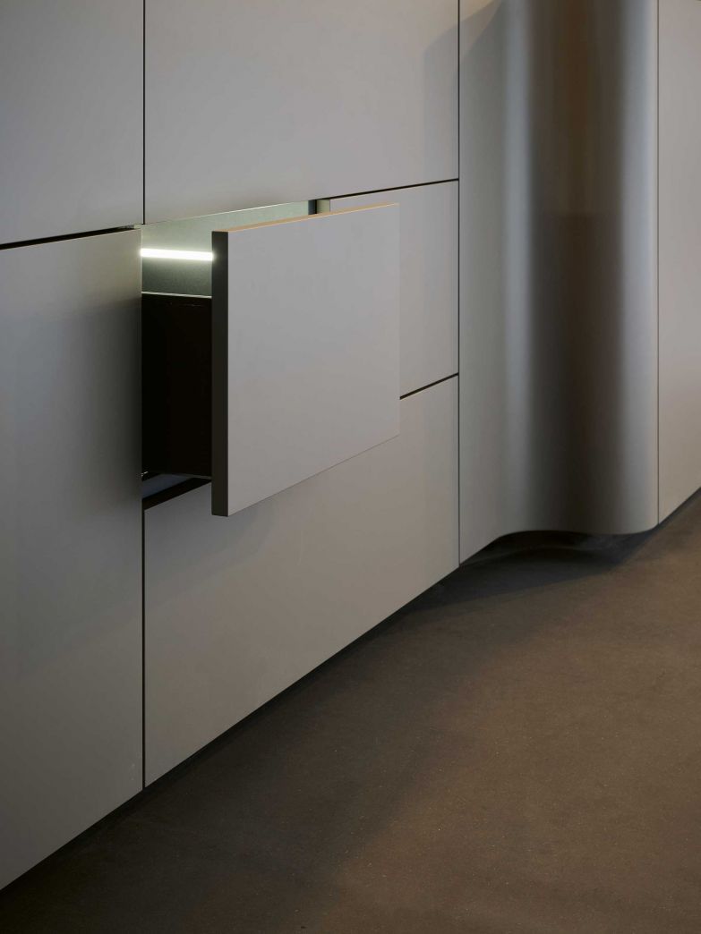 Das Schubkastensystem «AvanTech YOU» von Hettich geht eine perfekte Symbiose mit dem puristischen Küchendesign ein. HETTICH.CH