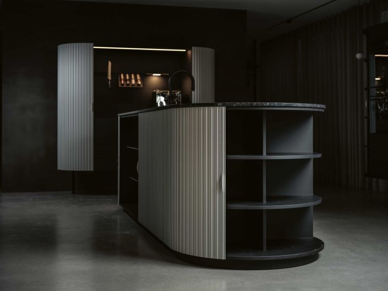 Die Orea Möbelfronten aus lackiertem Holz mit glatter, seidenartiger Oberfläche vermitteln dezenten Luxus. Foto: Fabian Frinzel. OREA.CH