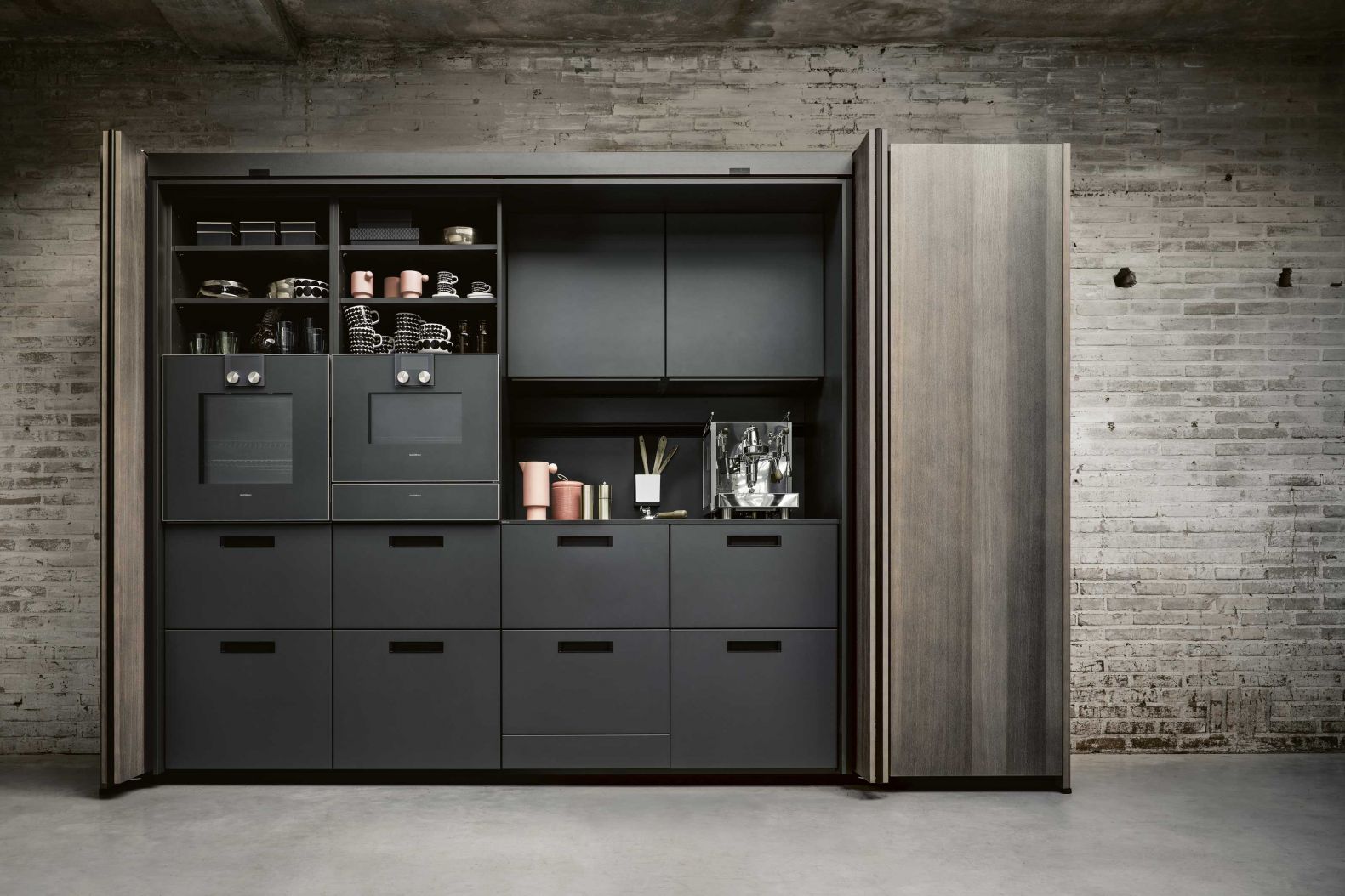 Eine Küche, die auch im Wohnraum stehen kann, ist derzeit äusserst gefragt. Die Lösung: das «Pocketsystem», ein Schrank mit Falttüren zum Einschieben. Wird die Küche nicht gebraucht, kann sie hinter zwei bis vier Türen einfach versteckt werden und wirkt dann wie ein grosser Kleiderschrank. Next 125.