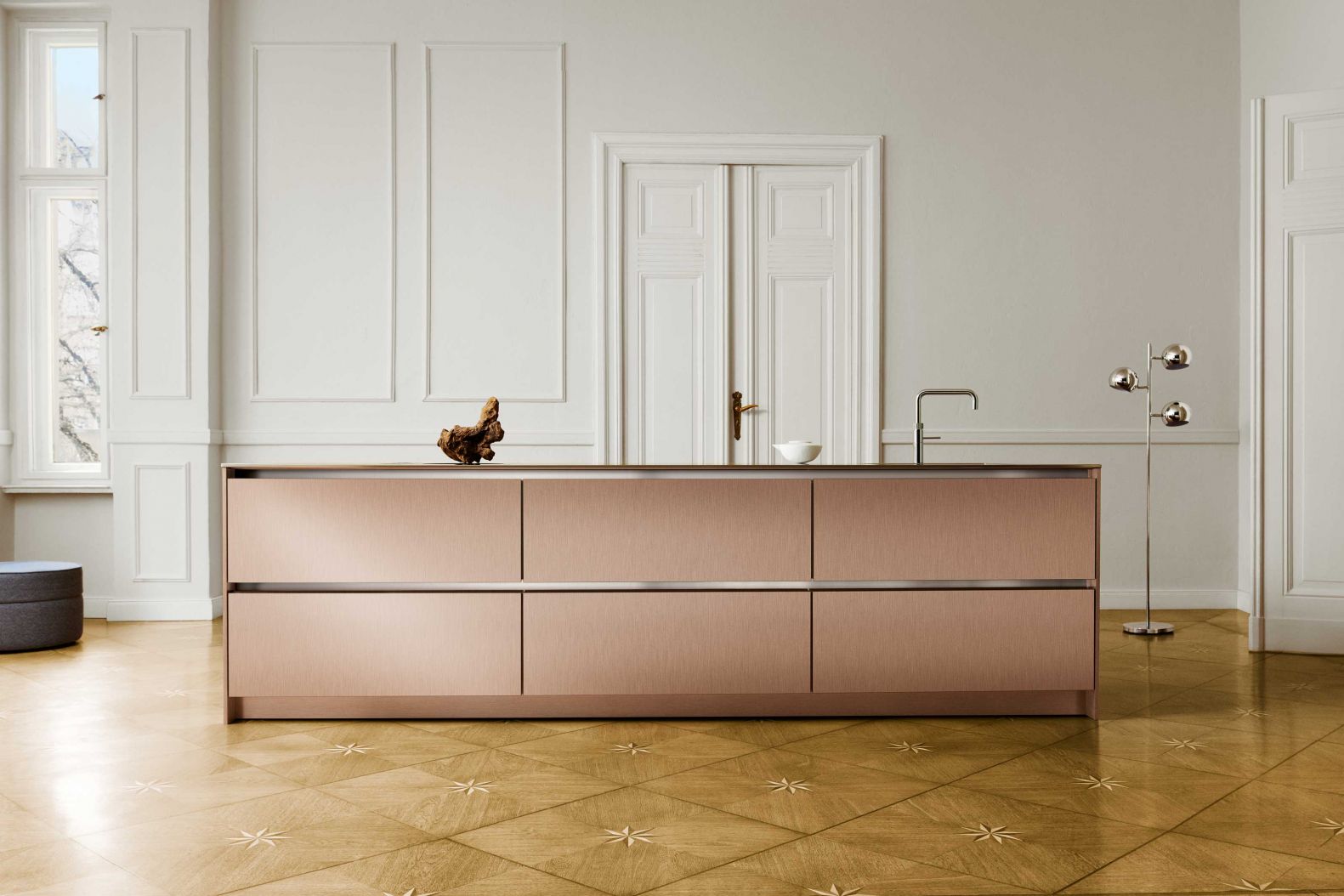 Ungewohnt farbenfroh gibt sich die Traditionsmarke, die unter neuer Leitung viel Neues präsentiert. Eleganz und Geradlinigkeit sind schliesslich auch in gebürstetem, roséfarbenem Edelstahl möglich. Das neue Modell «S2» besitzt einen horizontalen Charakter und setzt auf eine Griffmulde anstelle von Griffen. Siematic.