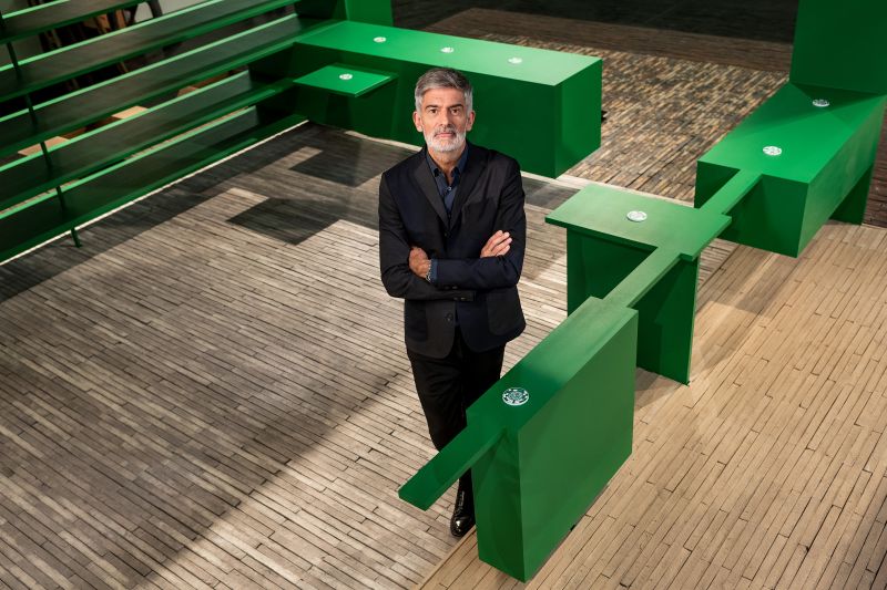 Stardesigner Alfredo Hämmerli lädt die Besucher der LivingKitchen ein, seine Küche per Augmented Reality zu erleben.