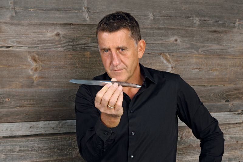 Michael Bach gründete 2014 die Messermanufaktur Sknife in Biel, er ist der einzige Hersteller von Hand geschmiedeter und in Serie produzierter Messer in der Schweiz.