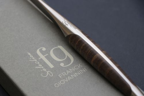 Signierte Einzelstücke – jedes zweite Messer inklusive Verpackung aus Holz oder Karton werden graviert.