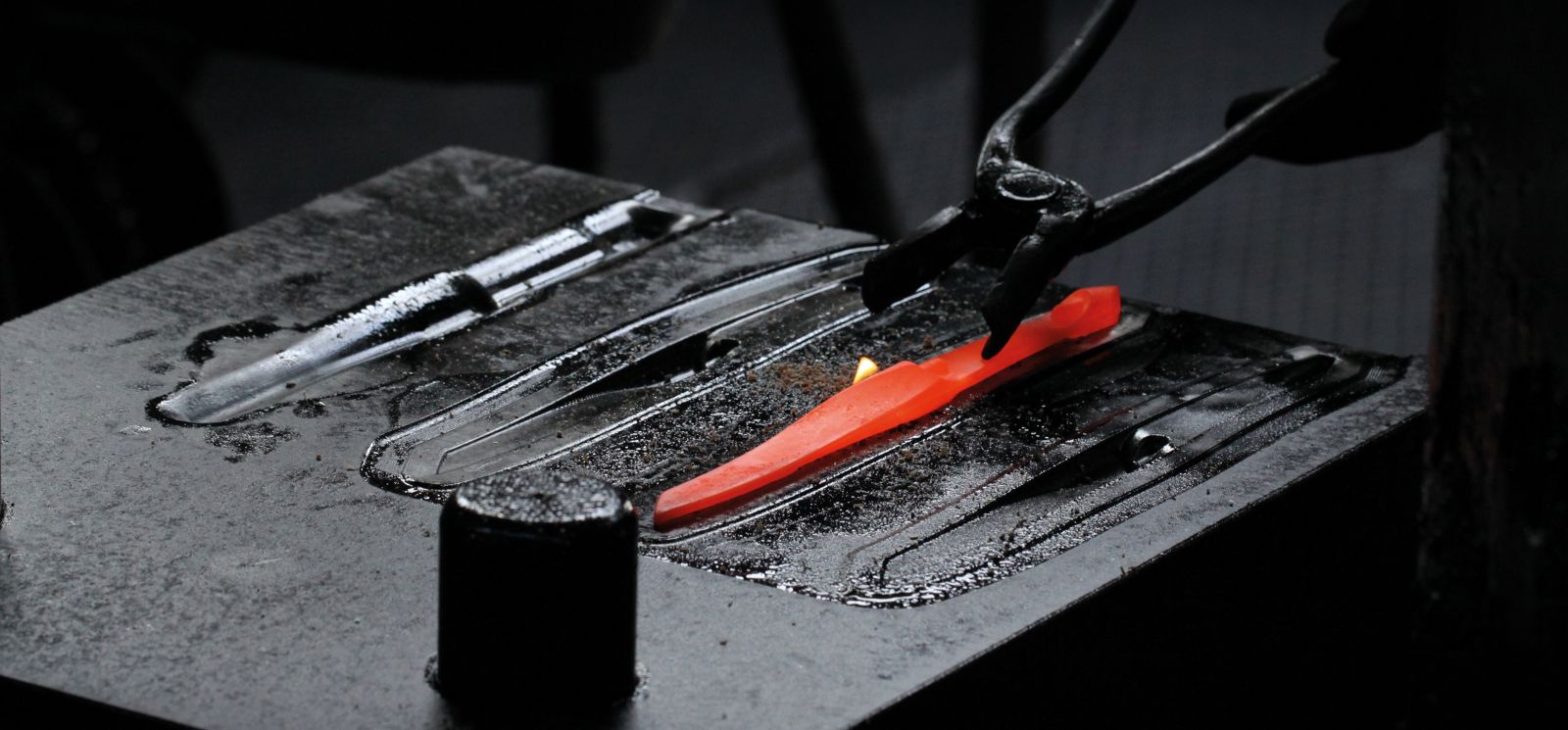 Geschmiedet werden die Rohlinge im Emmental und anschliessend in der Bieler Manufaktur fertiggestellt.