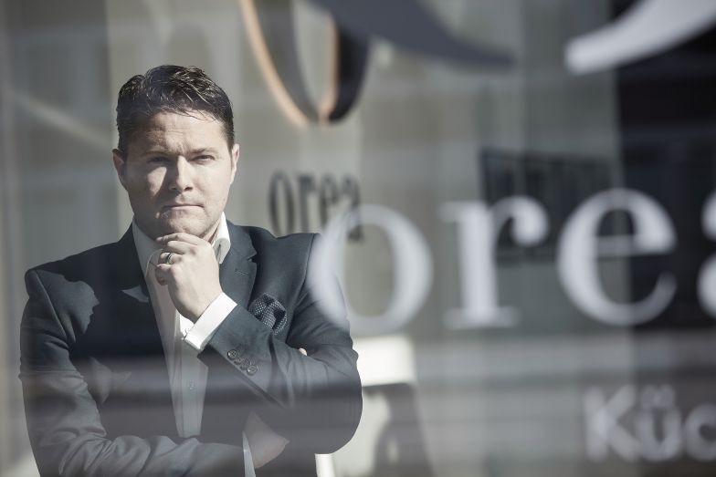 Geschäftsführer David Spielhofer, der über jahrelange Erfahrung im Premiumküchensegment verfügt, leitet das Unternehmen seit 2016.