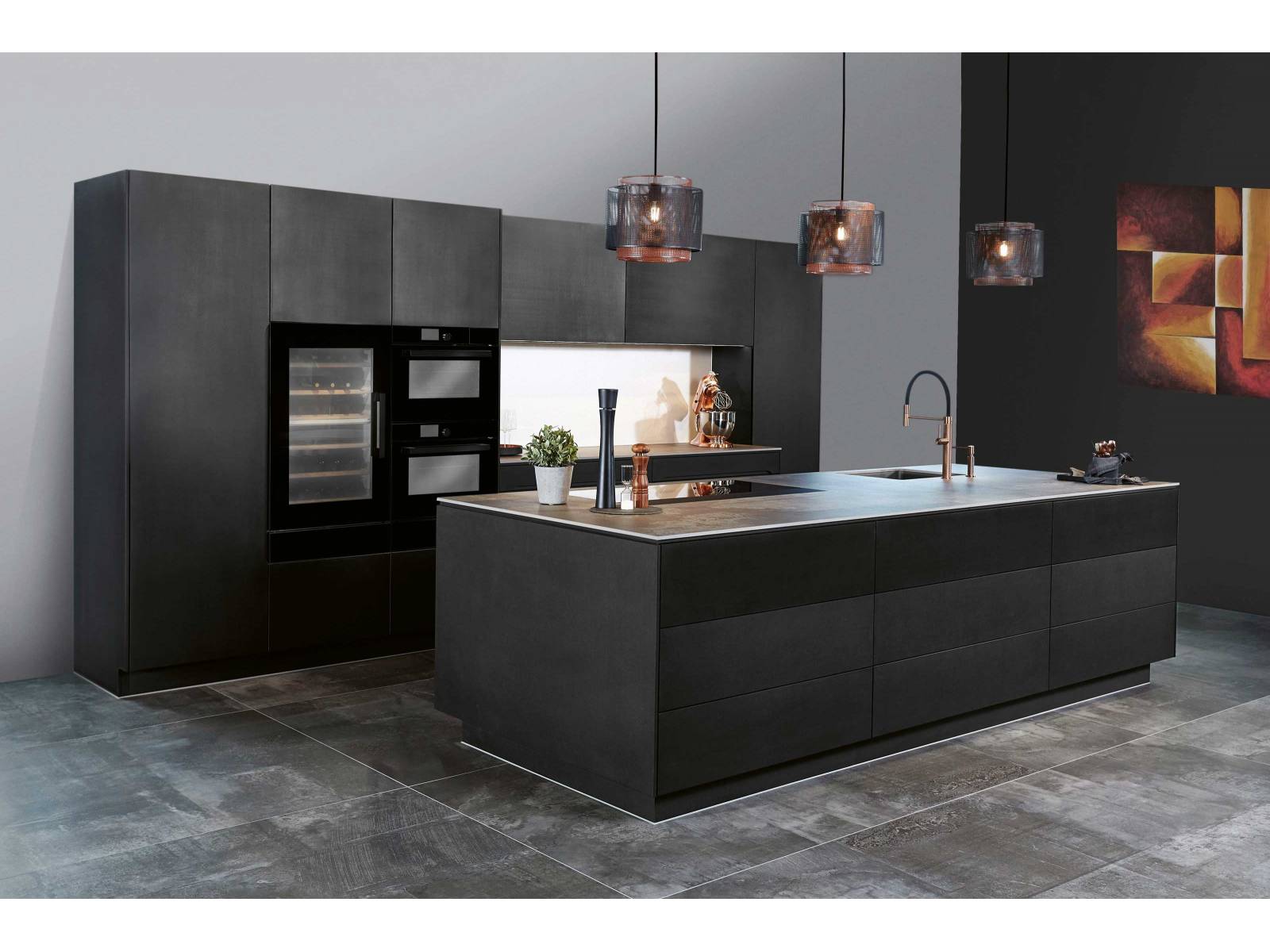 Die Küchenmöbel aus der Serie «Infinity» werden in Eigenproduktion aus Swiss-CDF-Faserplatten hergestellt, deren Holz aus nachhaltig bewirtschafteten Schweizer Wäldern stammt. Die kupferfarbenen Armaturen setzen gezielt Glanzpunkte zwischen den schwarzen Fronten und verleihen der Küche eine besondere Eleganz. SABAG.