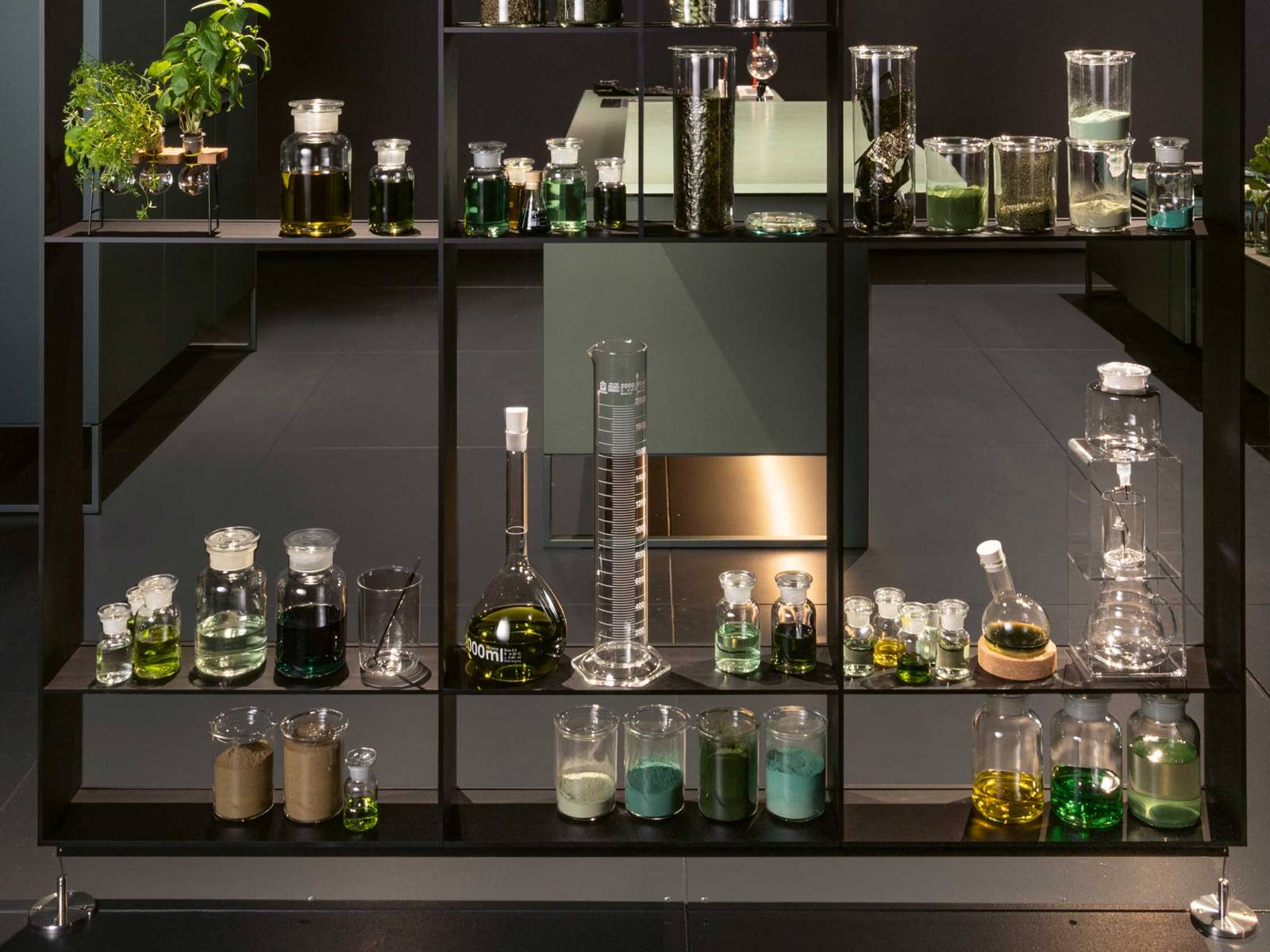 Mehr Wohnlichkeit zieht auch bei diesem Hersteller in die Küche ein — mit dem neuen, massgefertigten Regalsystem «Array 170» aus leichten Metallprofilen. Das offene System kann wie ein modern interpretierter Setzkasten mit nützlichen und schönen Dingen bespielt und mit Holzboxen, Metallkörben etc. ergänzt werden. POGGENPOHL.