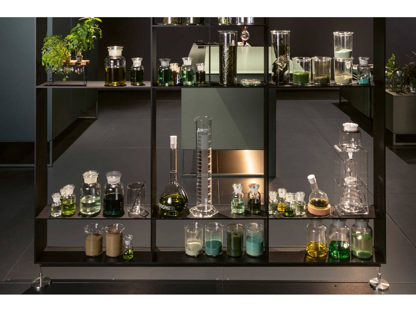 Mehr Wohnlichkeit zieht auch bei diesem Hersteller in die Küche ein — mit dem neuen, massgefertigten Regalsystem «Array 170» aus leichten Metallprofilen. Das offene System kann wie ein modern interpretierter Setzkasten mit nützlichen und schönen Dingen bespielt und mit Holzboxen, Metallkörben etc. ergänzt werden. POGGENPOHL.