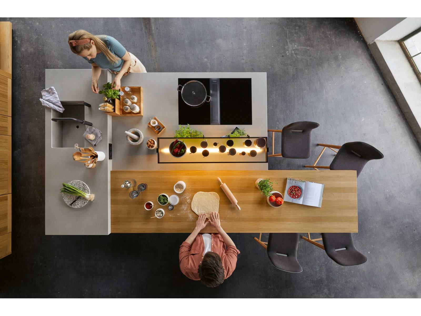 Mit der «Echt.Zeit»-Küche interpretiert der Ökomöbel-Pionier Naturholz auf moderne Art und kombiniert Elemente aus der Natur dezent mit unsichtbarer Technik. Die Kücheninsel überrascht mit drei in der Höhe unterschiedlich konzipierten Arbeitsbereichen. TEAM7.