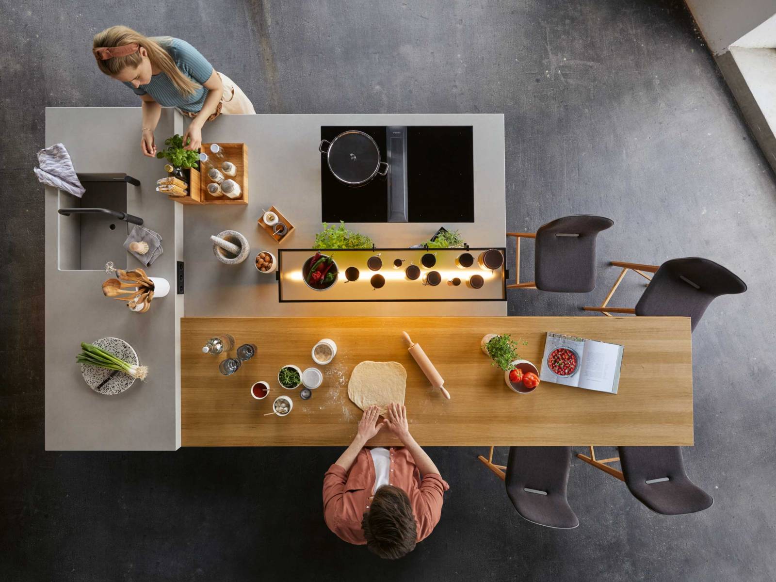 Mit der «Echt.Zeit»-Küche interpretiert der Ökomöbel-Pionier Naturholz auf moderne Art und kombiniert Elemente aus der Natur dezent mit unsichtbarer Technik. Die Kücheninsel überrascht mit drei in der Höhe unterschiedlich konzipierten Arbeitsbereichen. TEAM7.