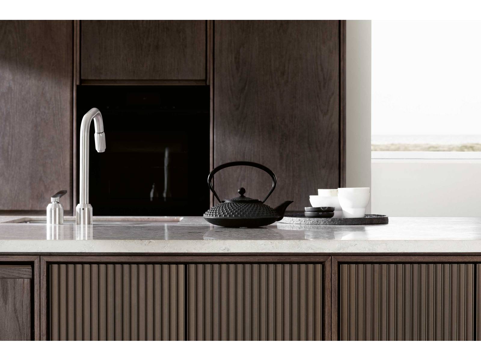 Für die «V2»-Küche verwendete das Unternehmen dunkle Eiche und Jura-Marmor und kombinierte es mit dem Küchensystem, das schon aus der ersten Küche bekannt ist und aus vier verschiedenen Modulen besteht. Auffallend sind die vielen praktischen und schönen Details, wie zum Beispiel die gerillten Aluminiumfronten. VIPP.