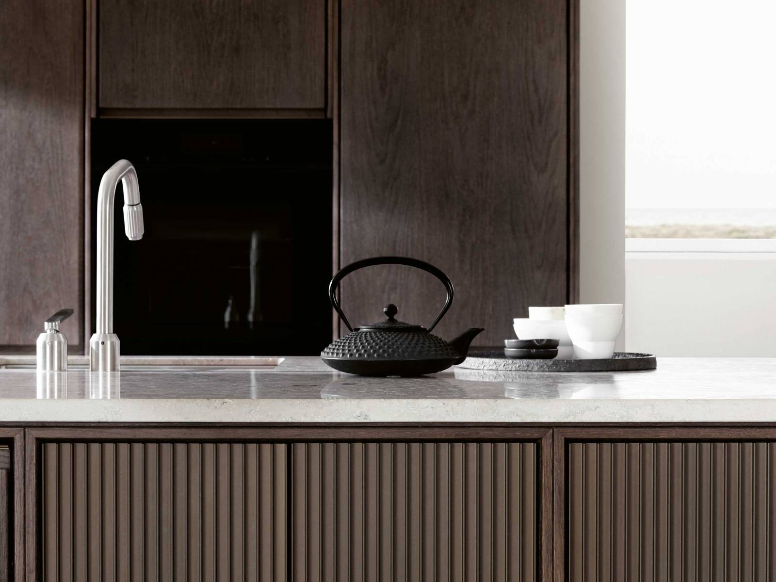 Für die «V2»-Küche verwendete das Unternehmen dunkle Eiche und Jura-Marmor und kombinierte es mit dem Küchensystem, das schon aus der ersten Küche bekannt ist und aus vier verschiedenen Modulen besteht. Auffallend sind die vielen praktischen und schönen Details, wie zum Beispiel die gerillten Aluminiumfronten. VIPP.