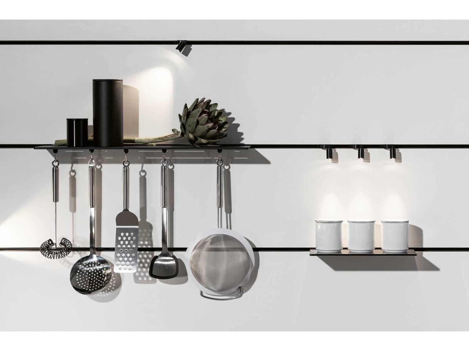 Das Konzept ist bestechend. «The Wall» ist ein neuartiges Rückwandsystem, das modular und flexibel einsetzbar ist und mit verschiedenen Elementen bestückt werden kann — ob als Ablageflächen, für Aufhängevorrichtungen oder Licht und Aufladegeräte. OREA-KUECHEN.