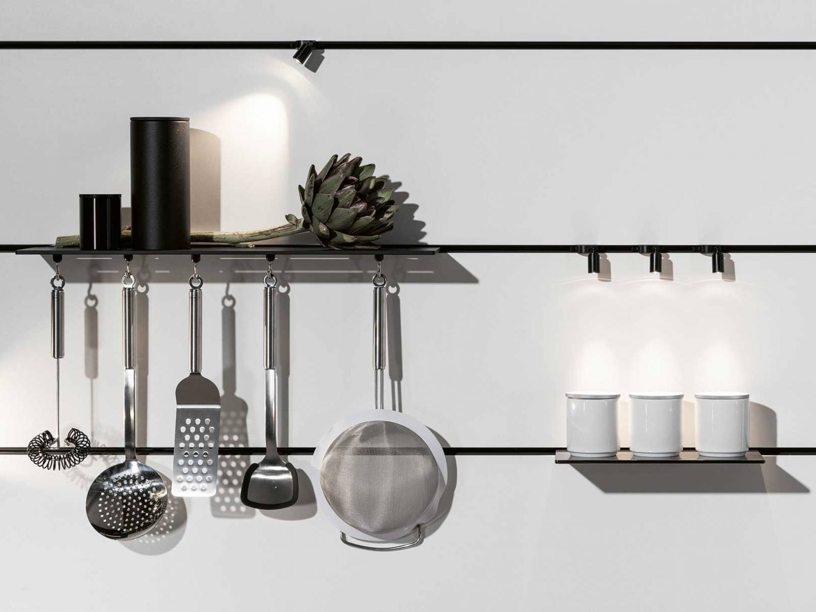 Das Konzept ist bestechend. «The Wall» ist ein neuartiges Rückwandsystem, das modular und flexibel einsetzbar ist und mit verschiedenen Elementen bestückt werden kann — ob als Ablageflächen, für Aufhängevorrichtungen oder Licht und Aufladegeräte. OREA-KUECHEN.