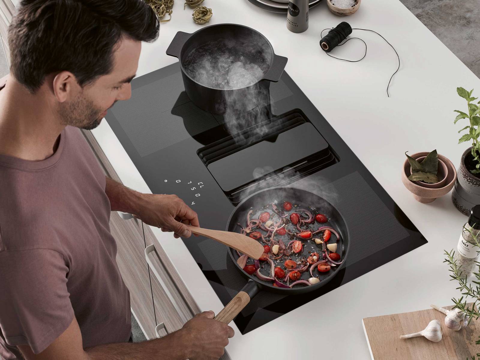 Die Geräteserie wurde neu überarbeitet und rückt mit dem aktuellen Berbel Dunstabzug «Downline Performance» in die Energieeffizienzklasse A+ vor. Die patentierte Technologie sorgt dafür, dass der Abzug sehr leise läuft. Zum Kochfeldabzug gehört ein minimalistisch designtes Induktionskochfeld, dessen Touch-Bedienfeld am unteren Rand zentral angeordnet ist. WESCO.