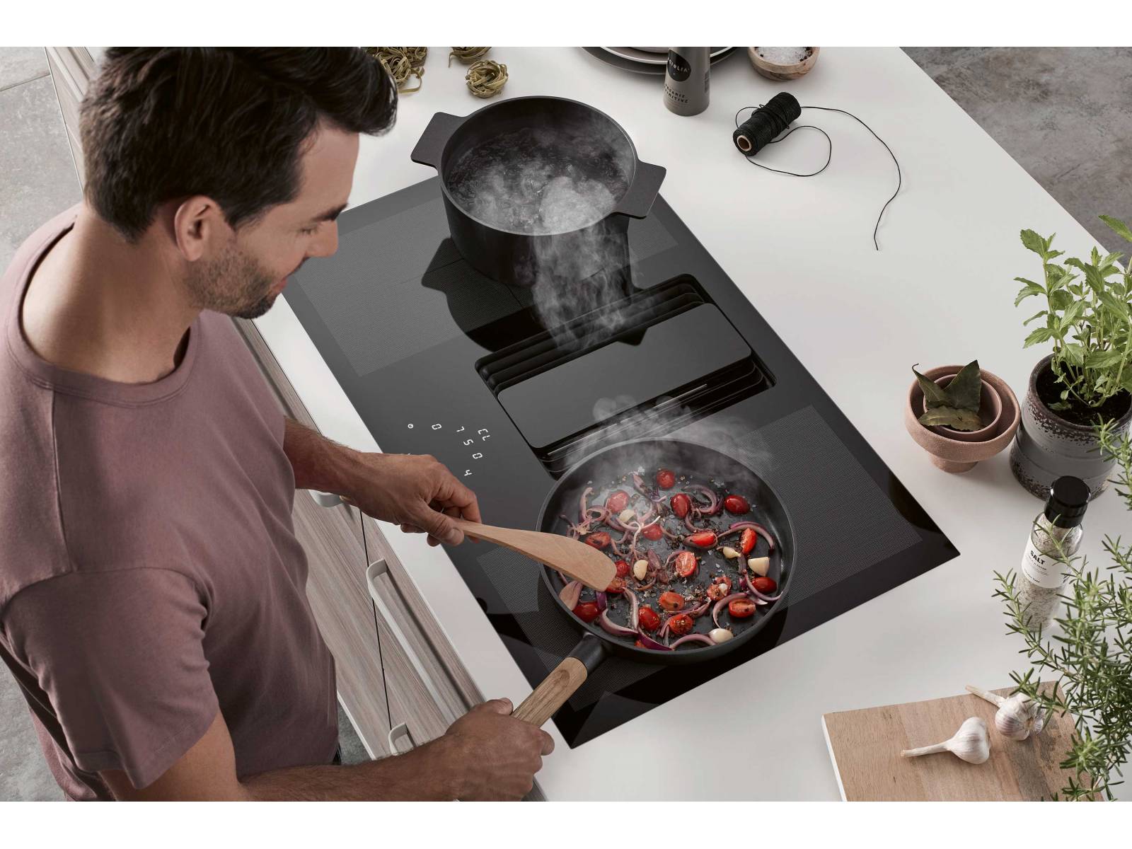 Die Geräteserie wurde neu überarbeitet und rückt mit dem aktuellen Berbel Dunstabzug «Downline Performance» in die Energieeffizienzklasse A+ vor. Die patentierte Technologie sorgt dafür, dass der Abzug sehr leise läuft. Zum Kochfeldabzug gehört ein minimalistisch designtes Induktionskochfeld, dessen Touch-Bedienfeld am unteren Rand zentral angeordnet ist. WESCO.