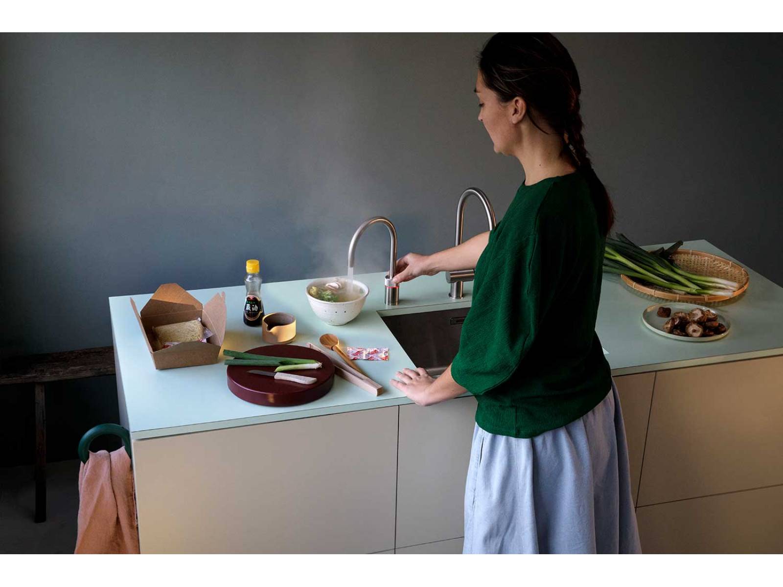 Kochen leicht gemacht: Der «Nordic Single Tap» liefert ausschliesslich kochendes Wasser direkt aus dem Hahn. Er ergänzt die herkömmliche Mischbatterie für kaltes und warmes Wasser und macht den Wasserkocher ganz und gar überflüssig. QUOOKER.