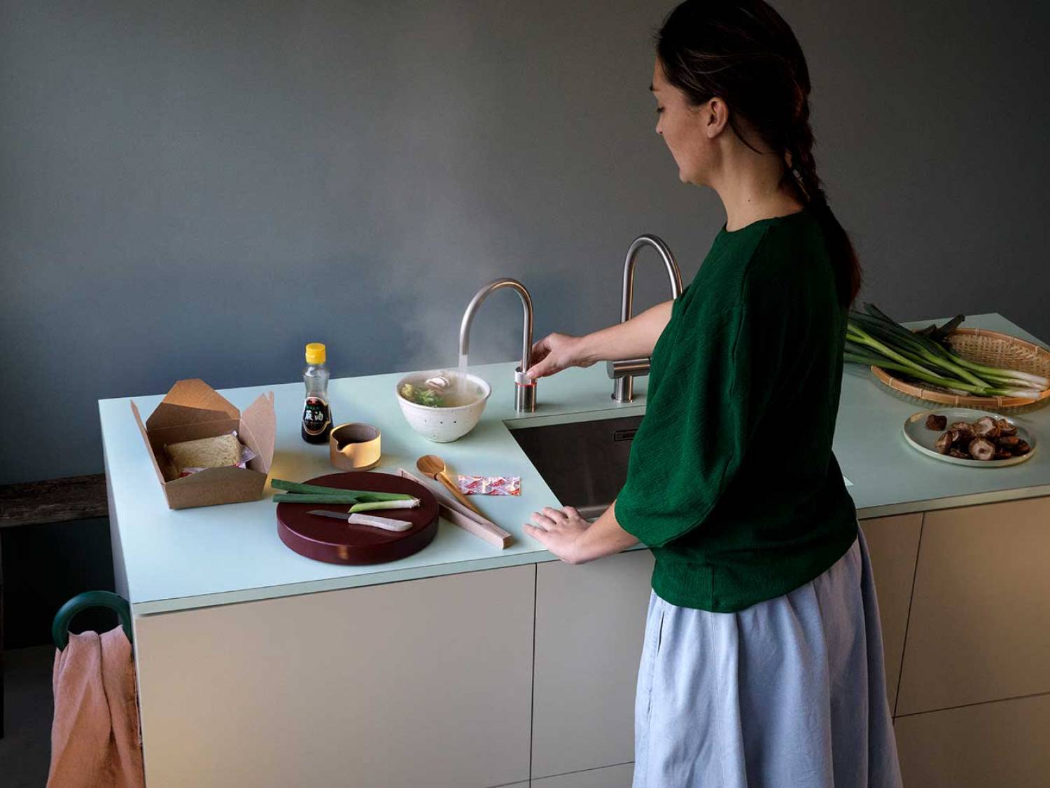 Kochen leicht gemacht: Der «Nordic Single Tap» liefert ausschliesslich kochendes Wasser direkt aus dem Hahn. Er ergänzt die herkömmliche Mischbatterie für kaltes und warmes Wasser und macht den Wasserkocher ganz und gar überflüssig. QUOOKER.