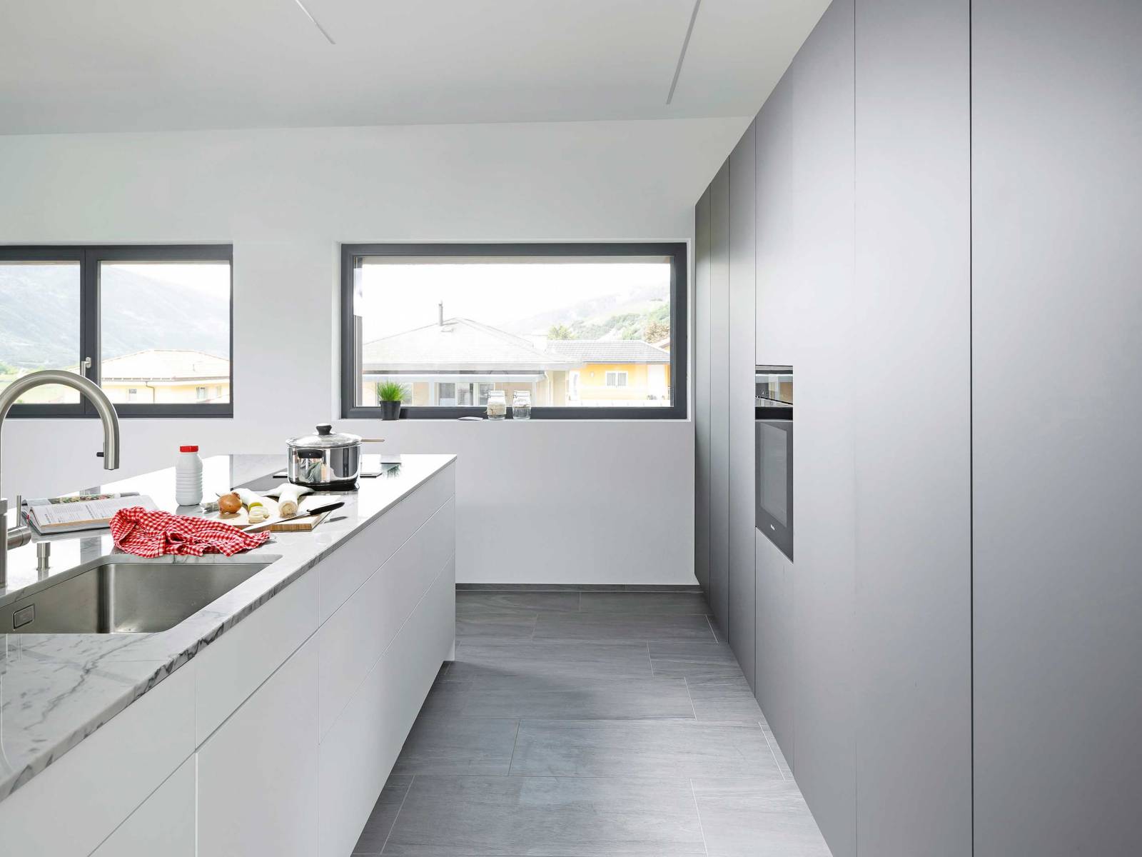 Matte Oberflächen in der Küche sind beliebt. Das supermatte Dekor «Bellino» ist nicht nur fingerabdruckresistent, sondern gleichzeitig sehr widerstandsfähig gegen Kratzer, Abrieb und Säure. Neu gibt es das hochwertige Material in acht verschiedenen Farben. VERISET.