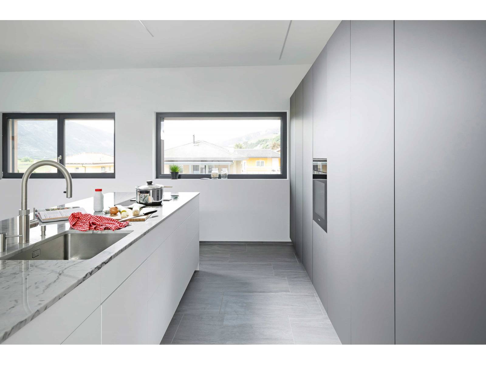 Matte Oberflächen in der Küche sind beliebt. Das supermatte Dekor «Bellino» ist nicht nur fingerabdruckresistent, sondern gleichzeitig sehr widerstandsfähig gegen Kratzer, Abrieb und Säure. Neu gibt es das hochwertige Material in acht verschiedenen Farben. VERISET.