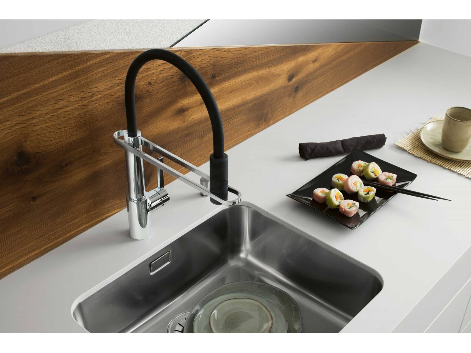 Die Küchenarmatur «Semipro» überzeugt mit einem angenehm hohen Armaturenkörper aus Chrom und mit einem flexiblen Silikonauslauf, der nicht heiss wird. Da das Prinzip weder einen herausziehbaren Schlauch noch ein Gewicht für die Montage benötigt, bleibt der Platz unter der Spüle frei. Silikonauslauf sowie Brause sind in den RAL-Farben Schwarzgrau, Erdbeerrot, Weissgrün und Cremeweiss ab Sommer 2022 erhältlich. LAUFEN.