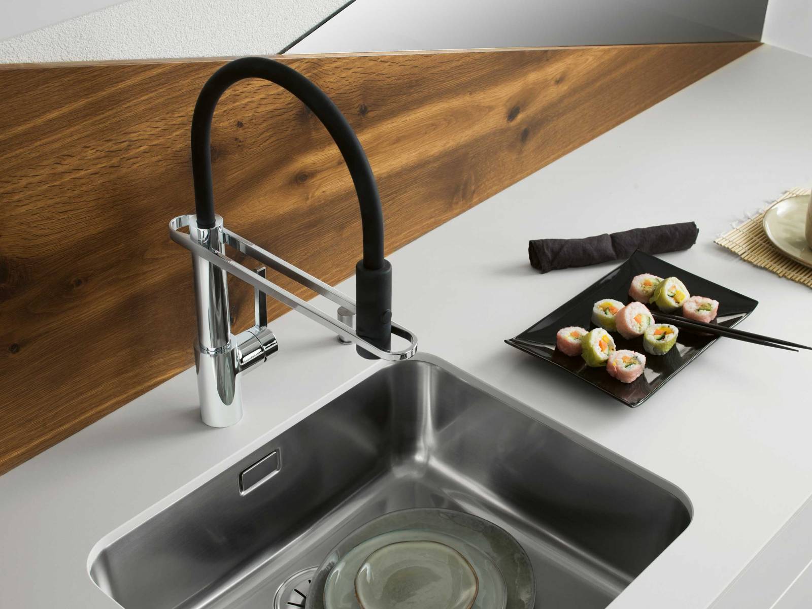 Die Küchenarmatur «Semipro» überzeugt mit einem angenehm hohen Armaturenkörper aus Chrom und mit einem flexiblen Silikonauslauf, der nicht heiss wird. Da das Prinzip weder einen herausziehbaren Schlauch noch ein Gewicht für die Montage benötigt, bleibt der Platz unter der Spüle frei. Silikonauslauf sowie Brause sind in den RAL-Farben Schwarzgrau, Erdbeerrot, Weissgrün und Cremeweiss ab Sommer 2022 erhältlich. LAUFEN.