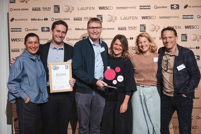 Preisübergabe an die Schreinerei Speck für «Bester Küchenumbau», Silber, Publikum-Voting.