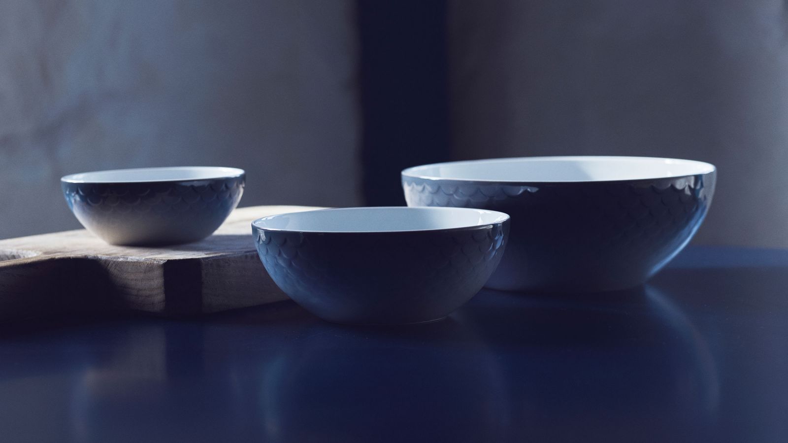 Aller guten Dinge sind drei. Deshalb fanden für das neue Service des dänischen Porzellanherstellers gleich drei grosse Namen der skandinavischen Designszene zusammen. Mit «Hav» gestalteten der Architekt Bjarke Ingels, der Industriedesigner Lars Holme Larsen und der Designphilosoph Jens Martin Skibsted ein Tafelservice, das bewusst einfach gehalten ist und dennoch – oder gerade deswegen – grosse Eleganz ausstrahlt. Ab August. Royal Copenhagen.