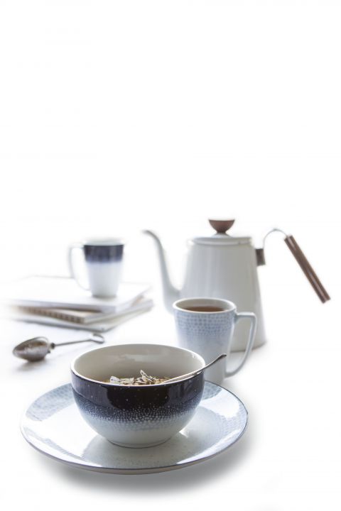 Nichts Geringeres als die Unendlichkeit des Ozeans hat Designerin Linda Svedal Walsøe zum gleichnamigen Porzellangeschirr inspiriert. Es pfleglich zu behandeln und an die nächste Generation weiterzugeben, liegt nun an jedem selbst. «Osean» besteht aus sieben Teilen und ist für alle Wochentage gemacht. Wik & Walsøe.