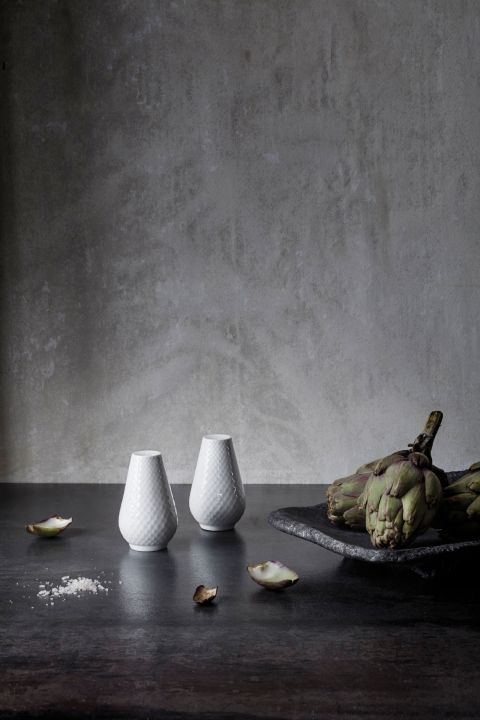 Nostalgie auf dem Frühstückstisch: Die charakteristischen Rauten, eine elegante Neuinterpretation des im Jahre 1961 entstandenen Musters, zieren nun auch Salz- und Pfefferstreuer. Neben den Neuzugängen umfasst das Porzellan-Service «Rhombe» bereits Teller, Schalen, Tassen und Untertassen sowie eine Vase. Lyngby Porcelæn.