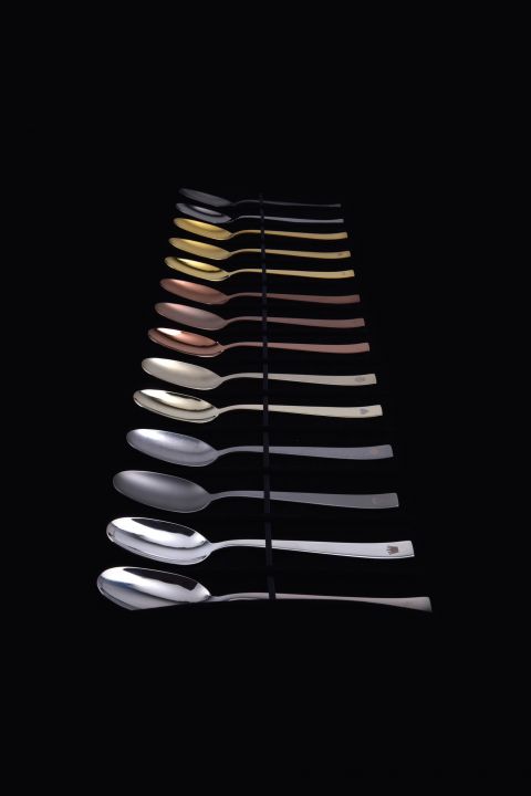 «Tailor made» sieht genau so aus, wie sein Besitzer es haben möchte: Nachdem dieser Kollektion, Veredlung und Farbe ausgesucht hat, verleiht eine Gravur dem Besteck eine ganz persönliche Note. Sambonet.