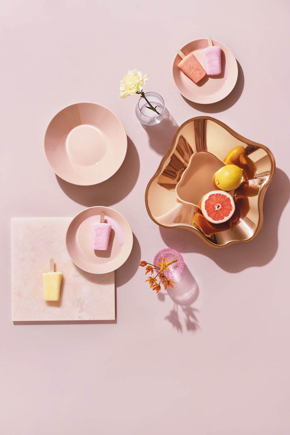 Der finnische Designer Kaj Franck wollte die Zahl der Alltagsgegenstände, die wir in unserem Leben brauchen, minimieren und die Aufmerksamkeit auf die Nachhaltigkeit und den Lebenszyklus von Produkten lenken. Dieses Ansinnen im Kopf gestaltete er das Service «Teema» und ging dabei von den drei geometrischen Grundformen Kreis, Quadrat und Kegel aus. Seit neuestem gibt es den Klassiker auch in zartem Puderrosa. Iittala.