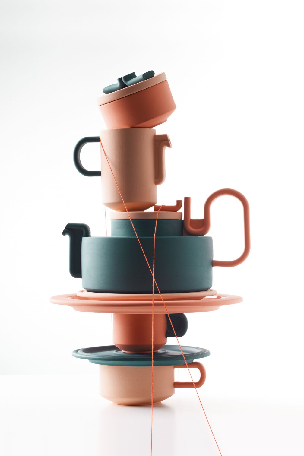 Inspiriert vom Zusammenspiel des Deckels und des Griffs der Teekanne «TAC» von Walter Gropius entwarf Bethan Laura Wood ein markantes Tee-Set als Hommage an den Klassiker. «Tongue» gibt es in pudrigem Gelb, Türkis oder Pfirsich. Rosenthal.