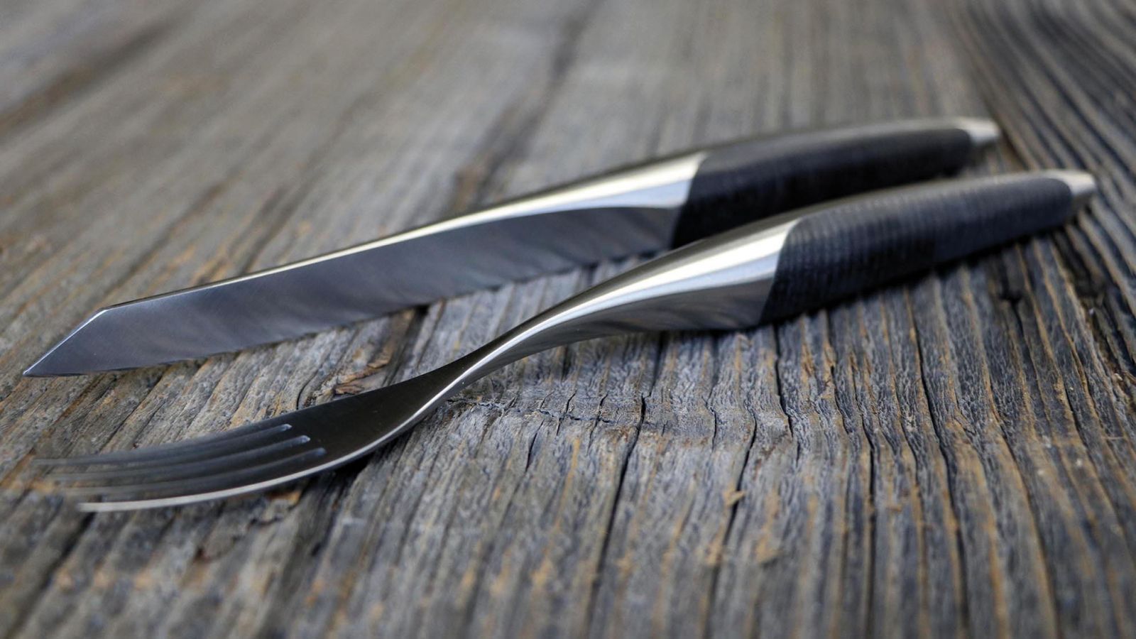 Wer einmal gespürt hat, wie glatt das Eschenholz in der Hand liegt und wie mühelos die Klinge durchs Fleisch gleitet, wird sich nicht mehr mit weniger zufrieden geben. Das hochwertige Steakbesteck wird im Emmental aus Chirurgenstahl geschmiedet. Sknife.