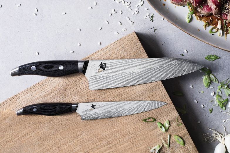 Die Kunst des Teilens lernt man am besten mit Klingen aus Damaszenerstahl. Für die Messer der Serie «Kai Shun Nagare» werden zwei Stahlarten aufwendig ineinander geschichtet. Der formschöne und angenehme Griff besteht aus wasserabweisendem japanischen Kiefernholz. Sknife.