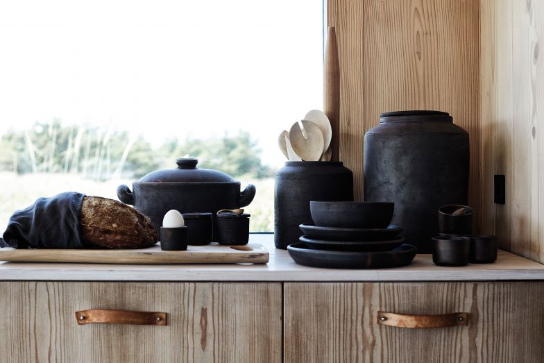 Aus Grossmutters Speisekammer: Die Terracotta-Gefässe werden über offenem Feuer gebrannt und vermitteln den Eindruck antiker Stücke. Wie diese müssen sie von Hand gereinigt und dürfen nicht in der Spülmaschine gewaschen werden. Muubs.