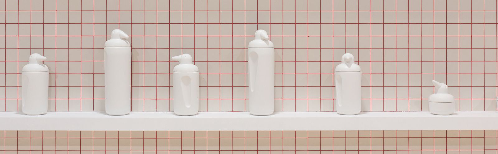 «Ping» ist eine vierköpfige Familie praktischer Vorratsdosen aus Keramik, deren Form an Pinguine erinnert. Von der Baby-Version steigert sich das Volumen der Familienmitglieder über Mutter und Vater bis hin zum imposanten Grossvater. Petite Friture.