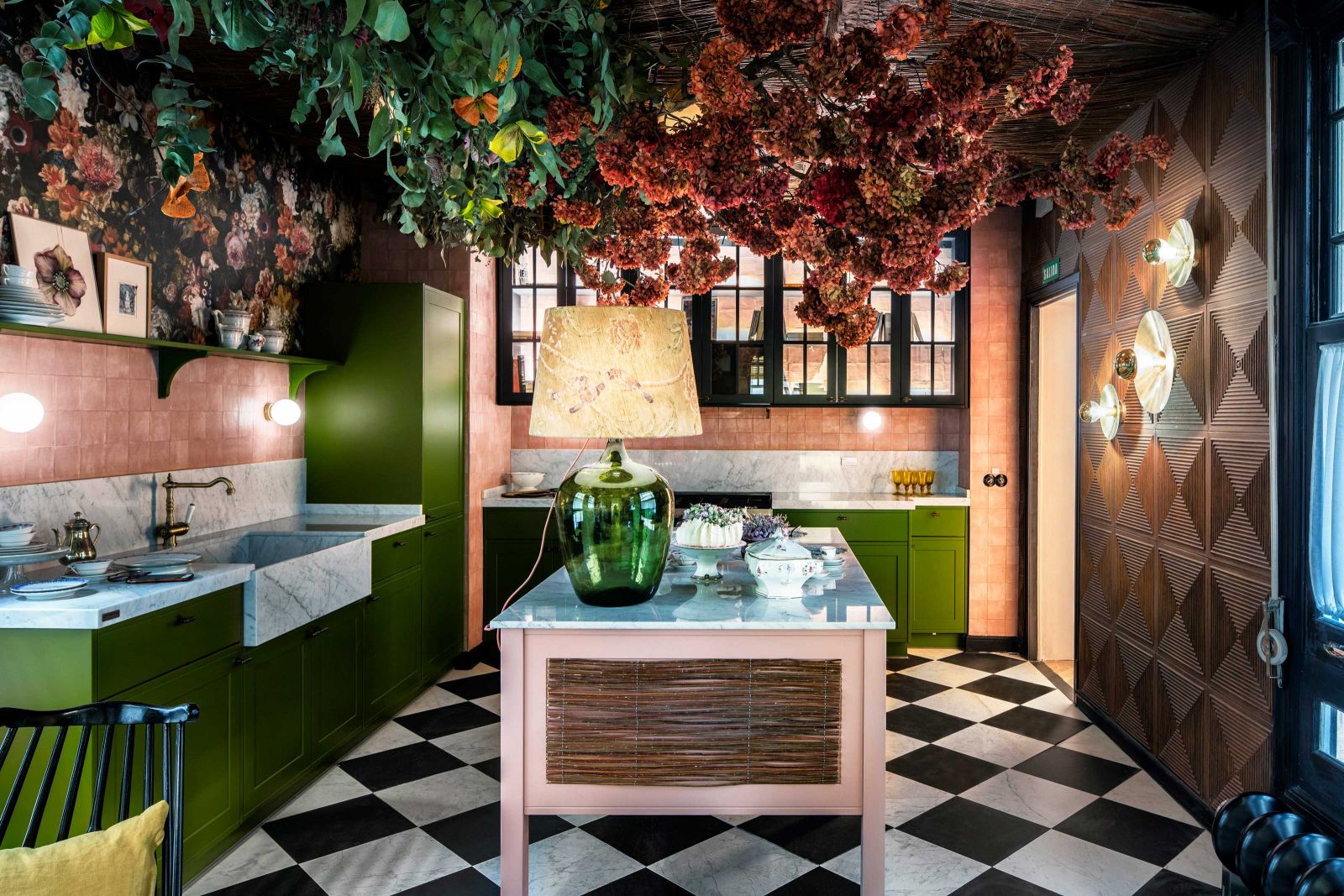 Holz, Stein, Weidengeflecht und Leinen mit einem Hauch von Vintage und reiner Handwerkskunst: Küche, kuratiert von Dosde Interiorismo.