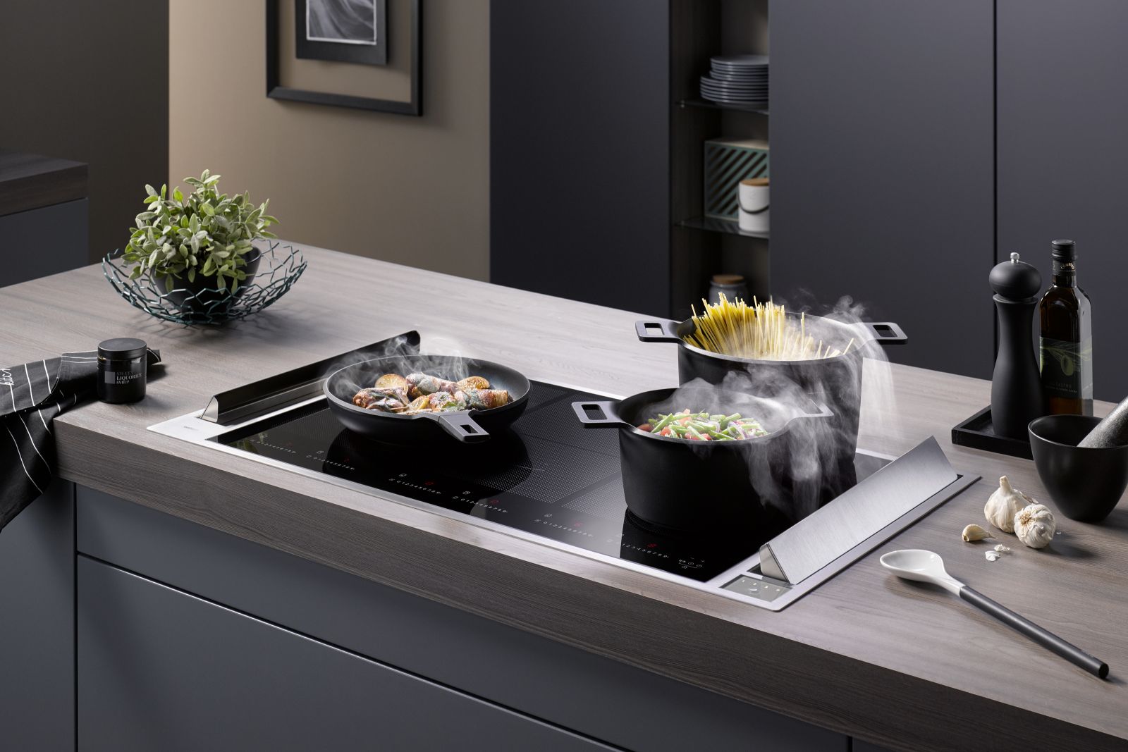 Dezent und effizient lässt sie sich herstellerunabhängig mit allen flächenbündigen Glaskeramik- und Induktionskochfeldern kombinieren: Kochfeldabsaugung «Basso II».
