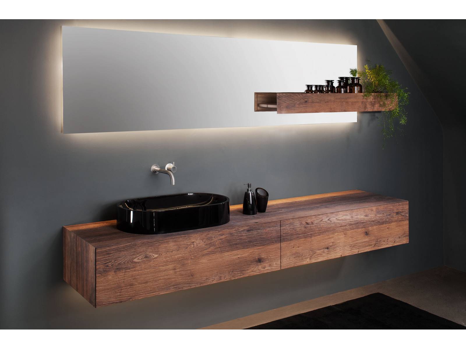 Individuelle Badeinrichtung nach Mass mit Furnier «Kontur». Domovari.