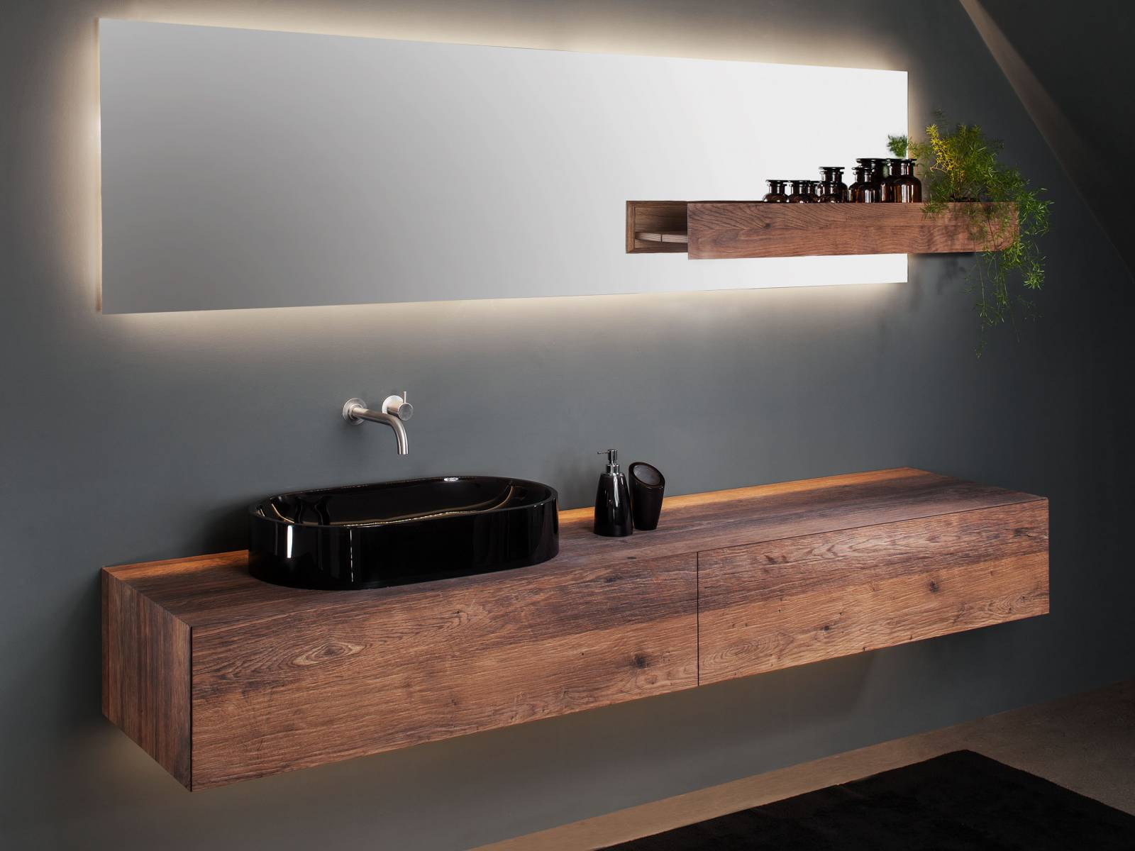 Individuelle Badeinrichtung nach Mass mit Furnier «Kontur». Domovari.